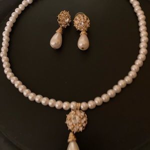 Beautiful Retro Classic Gold, Pearl and Stone Set.